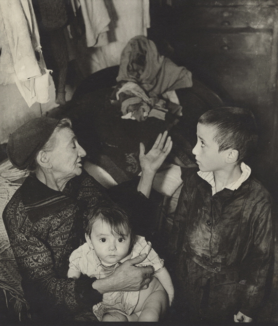 Бабушка и внуки в подвале, улица Крочмальная, Варшава